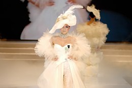 中国广州婚博会上的婚纱礼服流行时尚发布一 中国广州婚博会上的婚纱礼服流行时尚发布一