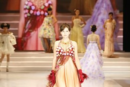 中国广州婚博会上婚纱礼服流行时尚发布 中国广州婚博会上婚纱礼服流行时尚发布