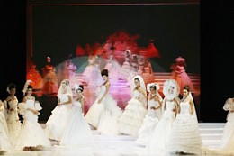 中国广州婚博会现场的婚纱礼服流行时尚发布会走秀 中国广州婚博会现场的婚纱礼服流行时尚发布会走秀