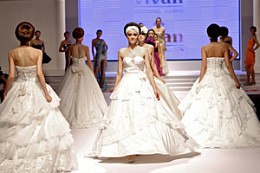 中国广州婚博会现场的婚纱礼服时尚发布 中国广州婚博会现场的婚纱礼服时尚发布